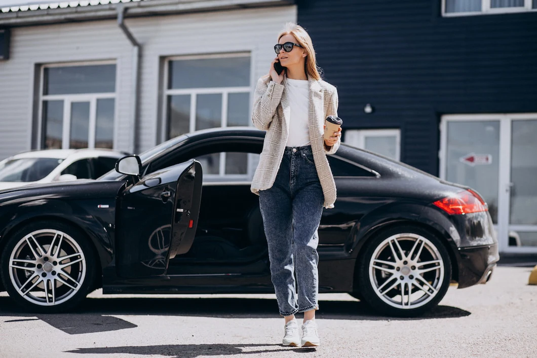 Vrouw is blij na het importeren van een auto